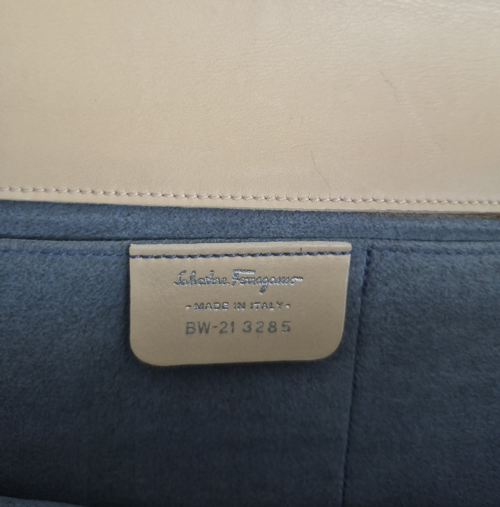 Salvatore Ferragamo Cream Leather Shoulder Bag - Picture 7 of 16